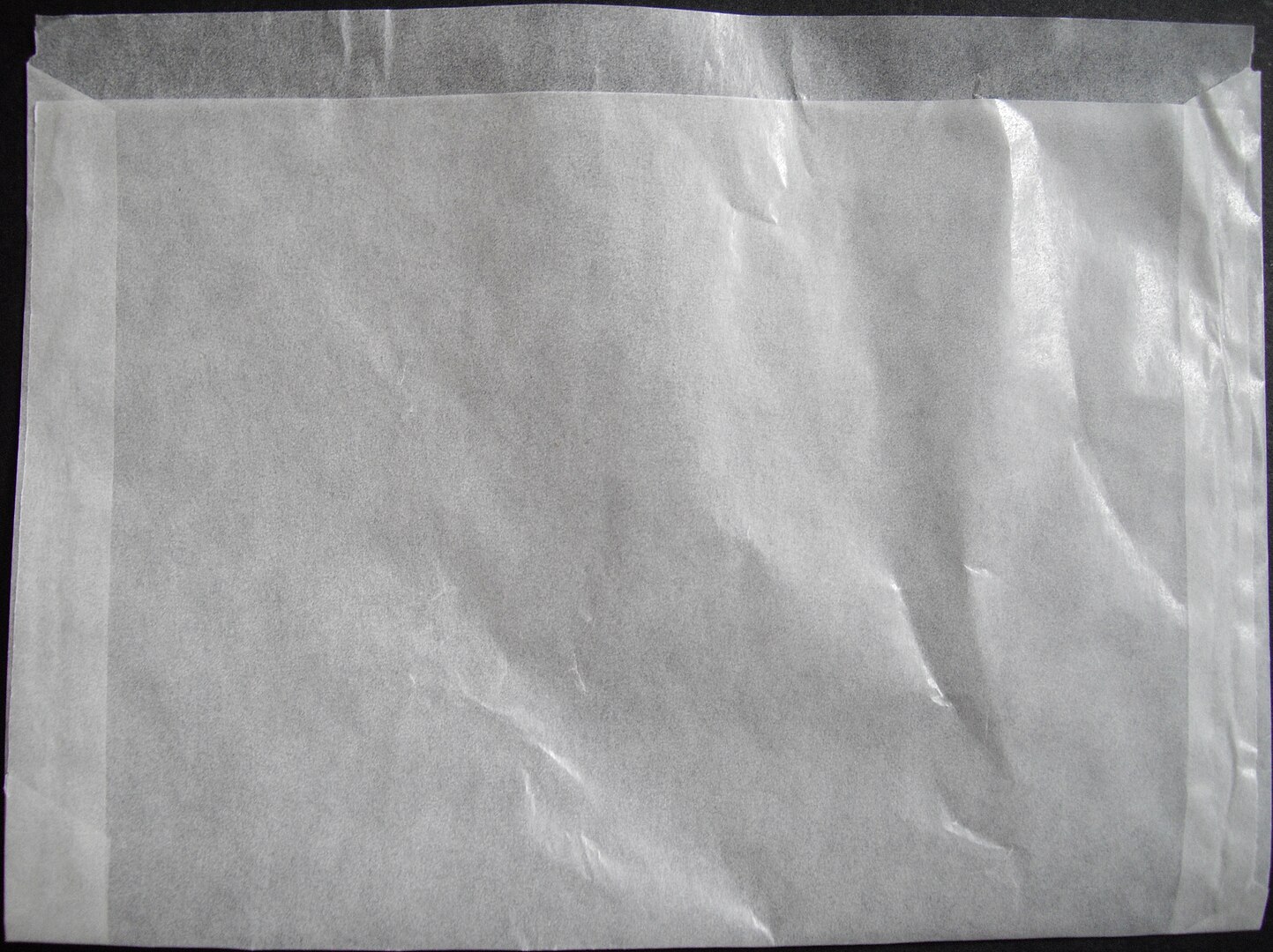 Photo de glassine, un type de papier de soie traité à la glycérine, imperméable à l'air, l'eau et au gras, généralement utilisé pour l'entreposage dans les arts décoratifs ou la philatélie.